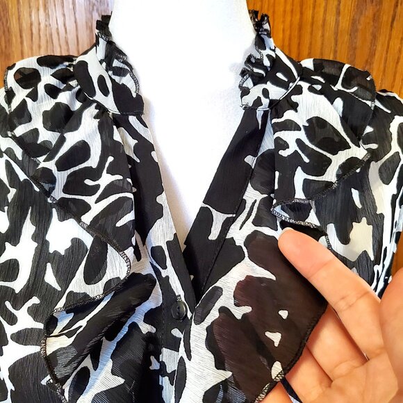 Black & White Floral Ruffle Button Down Blouse Womens Sz S Relativity Top Fairy - Picture 2 of 8